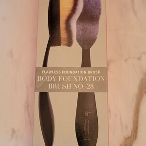 it cosmetics Body Foundation Brush No. 28 - Purple and Black